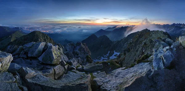 Zakopane en Polonia por la noche desde el pico Tatras Swinica —  Fotos de Stock