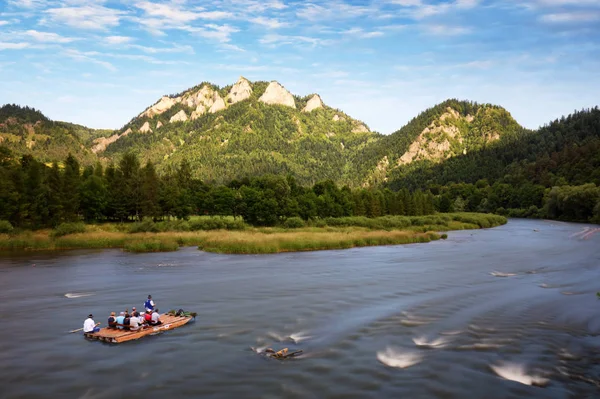 Rafting na řece polské na pozadí tří korun — Stock fotografie