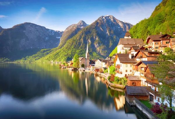 Alpes en la luz panorámica de la mañana en un hermoso día soleado en verano, región de Salzkammergut, Austria Imagen De Stock