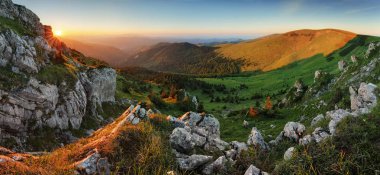 Yeşil orman Vadisi Ulusal p yukarıda güzel sonbahar sabahı