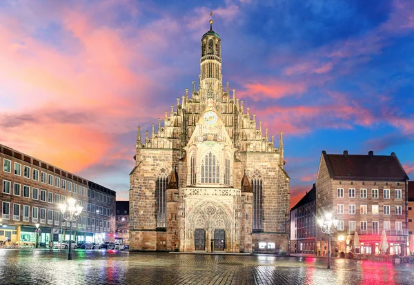 Hauptmarkt con Frauenkirche iglesia ymercado en Nuremberg — Foto de Stock