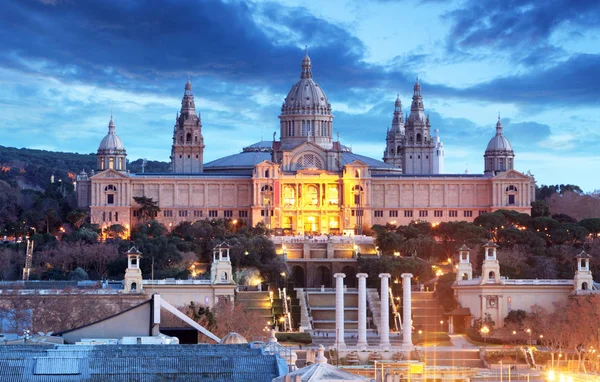 Palau Nacional расположен в Montjuic ночью, Барселона — стоковое фото