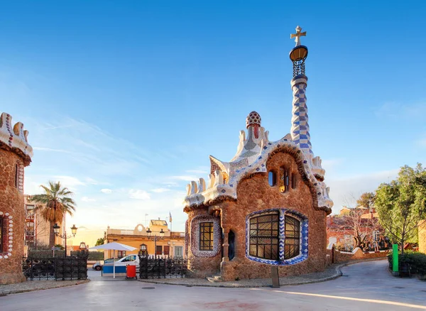 Kleurrijke mozaïek gebouw in park guell barcelona, Spanje — Stockfoto