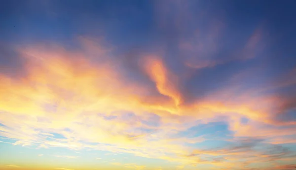 Tylko niebo, podziwiać zachodzące słońce z chmurami kolorowe — Zdjęcie stockowe