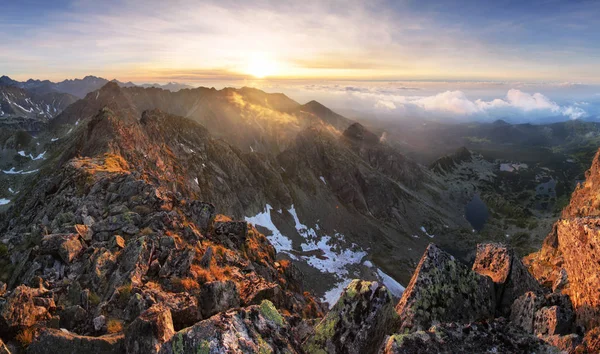 Ένα επιβλητικό Tatras φύση καλοκαίρι landcape με θέα στο βουνό και στη λίμνη — Φωτογραφία Αρχείου