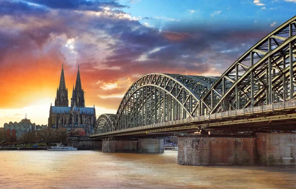 Catedral de Colonia y puente Hohenzollern al atardecer - noche — Foto de Stock