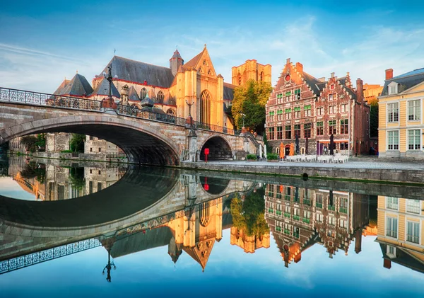 Catedral medieval y puente sobre un canal en Gante - Gent, Belg —  Fotos de Stock