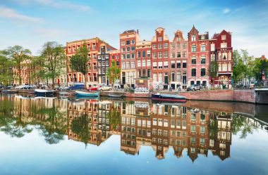 Amsterdam kanal evleri ile canlı yansımaları, Neth alacakaranlıkta