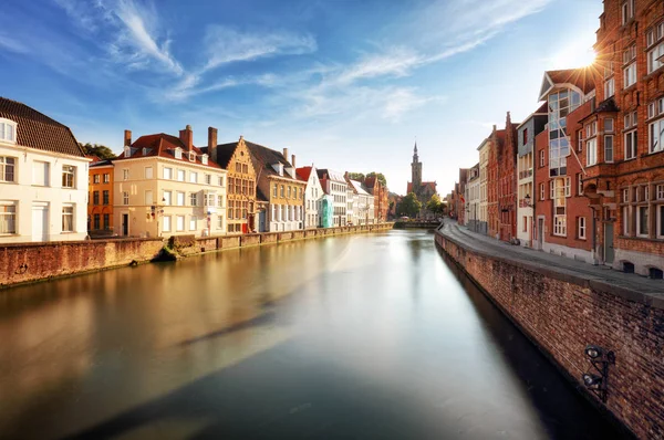Bruges, Belçika - kanal Spiegelrei doğal cityscape ve Jan