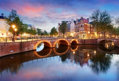 Amsterdam kanalları Batı Yakası alacakaranlıkta Natherlands, Europe