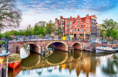 Köprüler üzerinden Kanallar Amsterdam, Hollanda