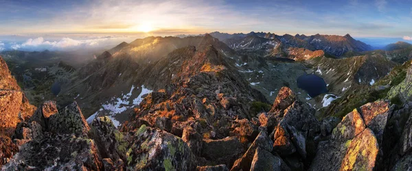 Panorama horské krajiny v Tatrách za úsvitu — Stock fotografie