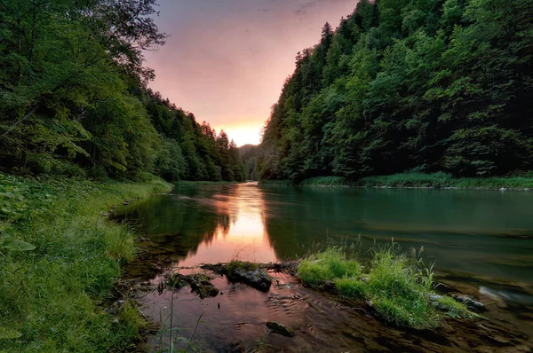 Coucher de soleil le long des rives de la rivière Dunajec . — Photo