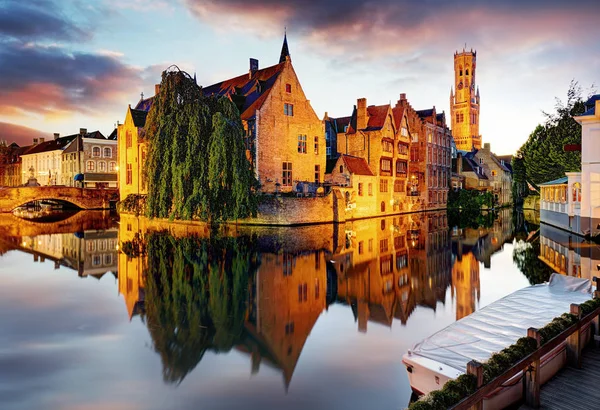 Bélgica - Brugge, Rozenhoedkaai com casa Perez de Malvenda e — Fotografia de Stock