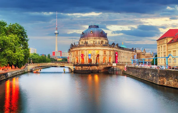 Museumeiland in de rivier de Spree en Alexanderplatz Tv-toren in cent — Stockfoto
