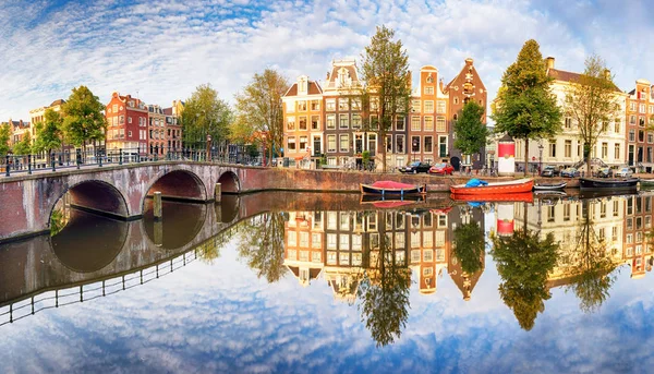 Amsterdamse gracht huizen levendige reflecties, Nederland, panora — Stockfoto