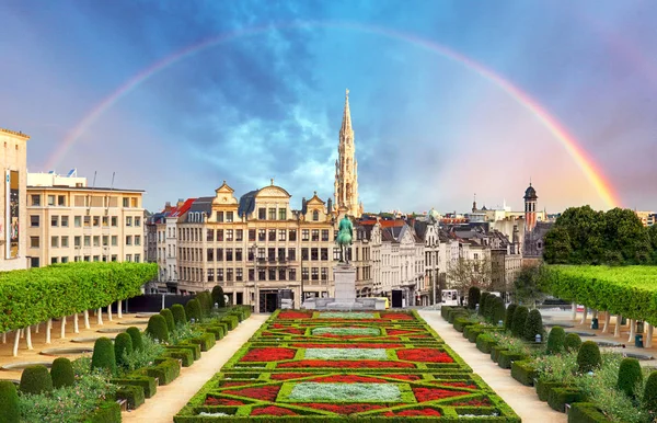 Paesaggio urbano di Bruxelles con arcobaleno, panorama del Belgio skyline — Foto Stock
