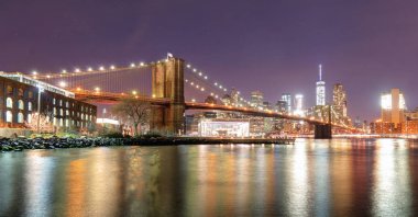 New York City annenle gece Doğu Nehri üzerinde Brooklyn Köprüsü
