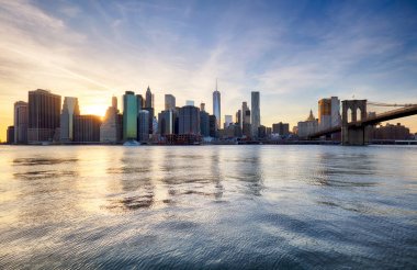 Manhattan skyilne, New York City gün batımında.