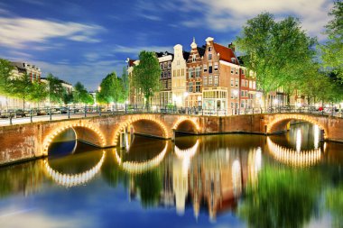 Amsterdam kanalları Batı Yakası alacakaranlıkta Natherlands, Europe
