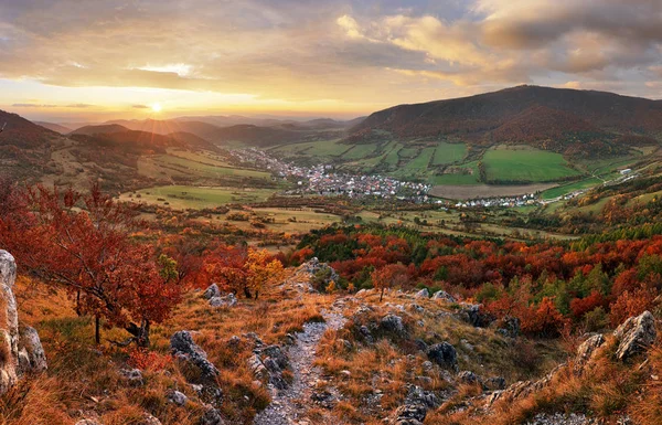 Slovakya kırsal - sonbahar dağ panorama - güzel köy O — Stok fotoğraf