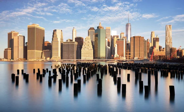 Nueva York bajo Manhattan horizonte larga exposición —  Fotos de Stock