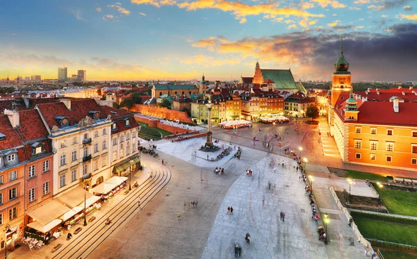 Warszawa Torget i Gamla Stan, Kungliga slottet vid solnedgången, Polen — Stockfoto