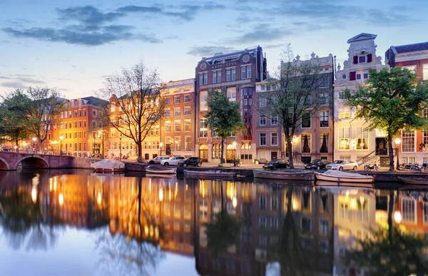 Amsterdam bij nacht - Holland, Netherlands. — Stockfoto