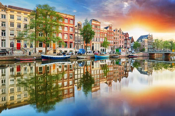 Gün batımı yansımaları, Hollanda, panor, Amsterdam kanal evleri — Stok fotoğraf
