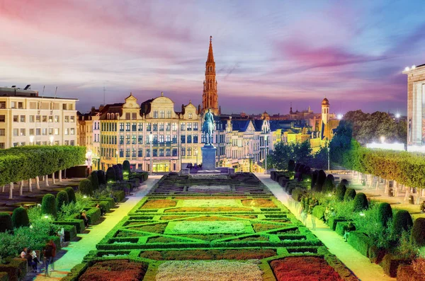 Brysselin kaupunkikuva yöllä, Belgia panoraama skyline — kuvapankkivalokuva