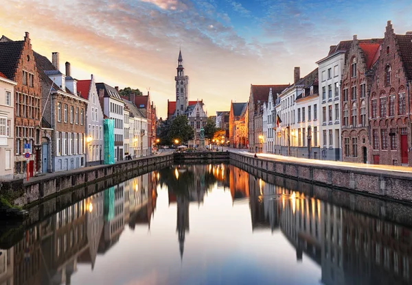 Bruges, Belçika - kanal Spiegelrei doğal cityscape ve Jan