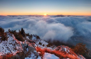 Kışın - dağ landcape gün batımında, Slovakya bulutların üstünde
