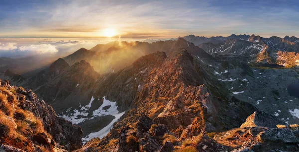 Dağ manzarası, yaz aylarında Slovakya Tatras