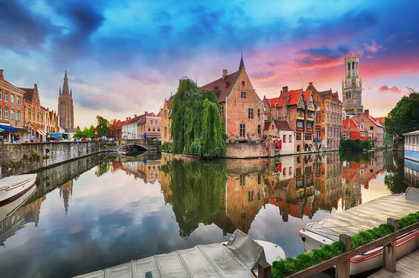 Bruges ao pôr-do-sol dramático, Bélgica — Fotografia de Stock