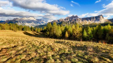 Gün doğarken Dağ Vadisi. Doğal yaz manzarası