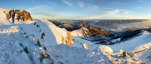 Puesta de sol en la montaña en invierno —  Fotos de Stock