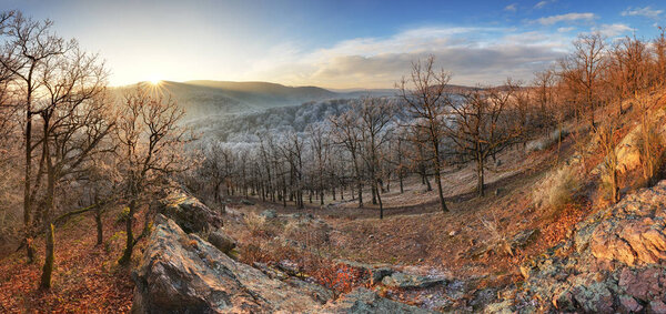 Замерзает осенний рассвет, камни покрыты свежим порошковым снегом
. 