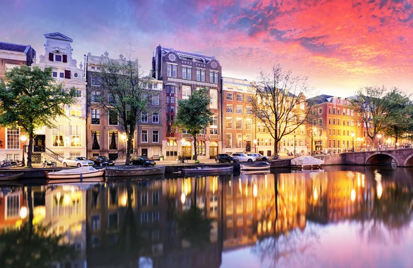 Gün batımı şehir manzaralı Amstel Nehri ile Hollanda'nın Amsterdam — Stok fotoğraf