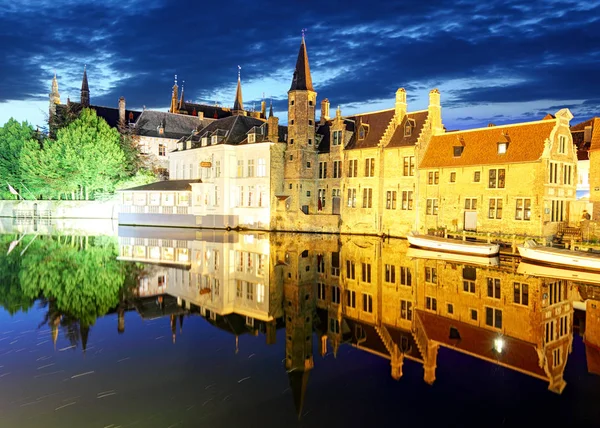 Bruges - Edifícios medievais históricos noturnos ao longo de um canal, Belgi — Fotografia de Stock