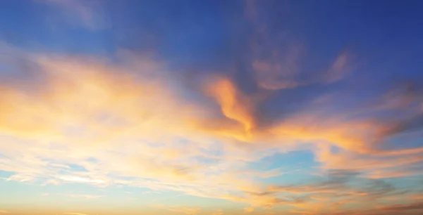 Color cielo solo con nubes rojas y anaranjadas — Foto de Stock