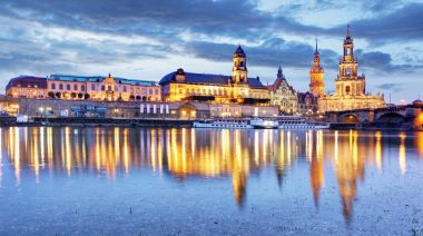 Dresden. Almanya, t yansıması ile mavi twilight saat sırasında