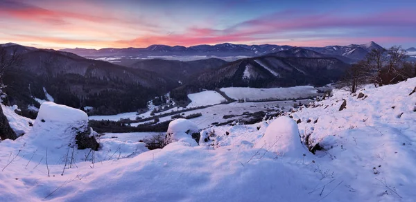 Montagne gelée avec ciel rouge au coucher du soleil — Photo