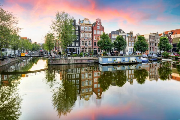 Gün batımı yansımaları, Hollanda Amsterdam kanal evleri — Stok fotoğraf