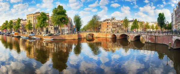 Amsterdam Canal alberga reflexiones vibrantes, Países Bajos, panora — Foto de Stock