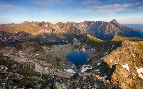 山や湖のある肌触りタトラ自然夏緑地 — ストック写真