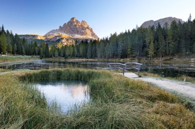 Göl sonbahar Dolomites mounta ormanda çevrili Antorno