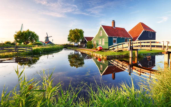 전통적인 네덜란드 풍차 운하 근처입니다. 네덜란드, Landcape — 스톡 사진