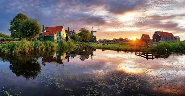 Nederland windmolens bij zonsondergang, landschap. — Stockfoto