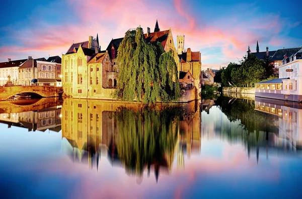 ブルージュ - 中世歴史的で伝統的な都市運河。ベル — ストック写真