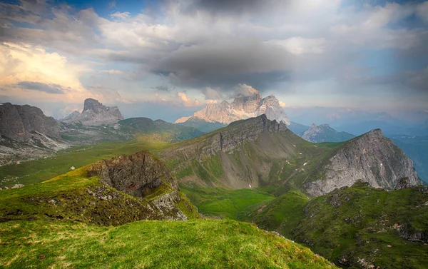 Dağın üzerinde akşam parlaması. Pelmo ve Mt. Civetta, Dolomitler, İtalya — Stok fotoğraf